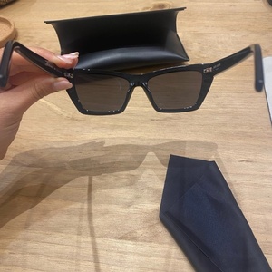 Ysl Mica Γυναικεία Γυαλιά Ηλίου με Μαύρο Κοκκάλινο Σκελετό και Μαύρο Φακό SL 276 032