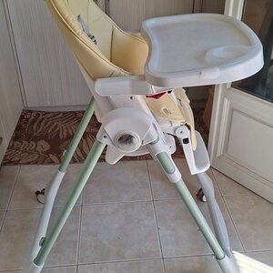 Peg Perego Prima Pappa Follow Me Αναδιπλούμενο Καρεκλάκι Φαγητού με Μεταλλικό Σκελετό & Κάθισμα από Δερματίνη Μπεζ 4132BL46