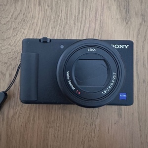 Sony ZV-1 Compact Φωτογραφική Μηχανή 20.1MP Οπτικού Ζουμ 2.7x με Οθόνη 3" και Ανάλυση Video 4K UHD with Vlogger Accessory Kit Μαύρη