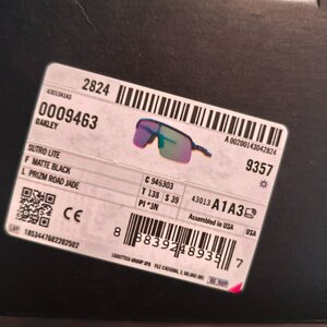 Oakley Sutro Lite Ανδρικά Γυαλιά Ηλίου με Μαύρο Κοκκάλινο Σκελετό και Μωβ Καθρέφτη Φακό OO9463-03