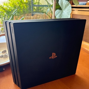 PlayStation 4 pro και τηλεχειριστήριο 