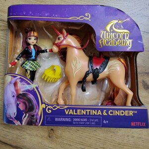 Unicorn Academy Set Unicorn Cinder Doll Valentina