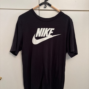 Nike Icon Futura Αθλητικό T-shirt Μαύρο AR5004-010