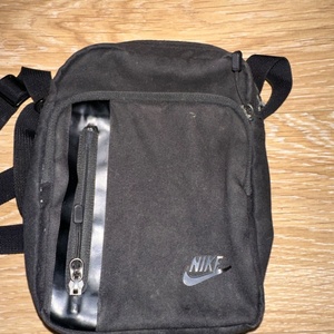 Nike Elemental Ανδρική Τσάντα Ώμου / Χιαστί Μαύρη DN2557-010