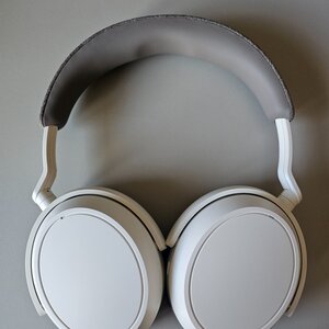 Sennheiser Momentum 4 Ασύρματα / Ενσύρματα Over Ear Ακουστικά με 60 ώρες Λειτουργίας και Quick Charge Λευκά