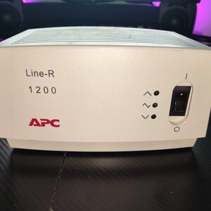 APC LE1200I Compact Σταθεροποιητής Τάσης 1200VA με 4 Πρίζες Ρεύματος