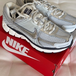 Nike Vomero 5 Sneakers Photon Dust / Chrome Gridiron Sail FD0884-025
