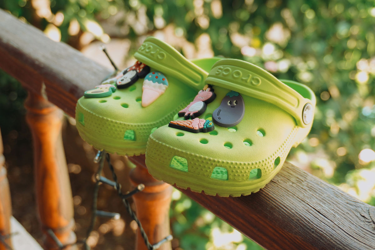 Crocs: Το πιο αμφιλεγόμενα παπούτσια που τελικά… δεν βγάζεις από πάνω σου