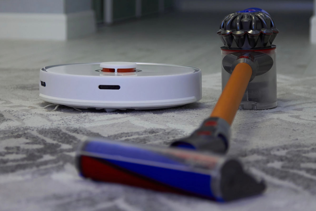 Aspirator vertical vs. robot: ce se potriveste casei tale?