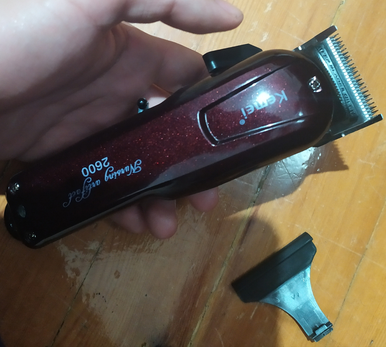 Kemei Επαγγελματική Επαναφορτιζόμενη Κουρευτική Μηχανή Μπορντό/Μαύρο KM-2600