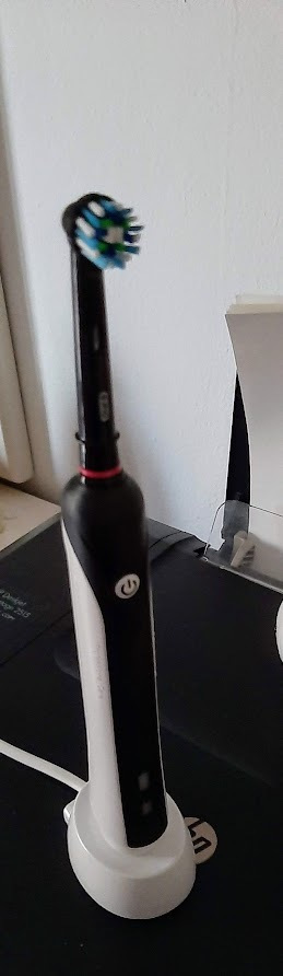 Oral-B Pro 750 CrossAction Black Edition Ηλεκτρική Οδοντόβουρτσα με Χρονομετρητή και Θήκη Ταξιδίου Μαύρη