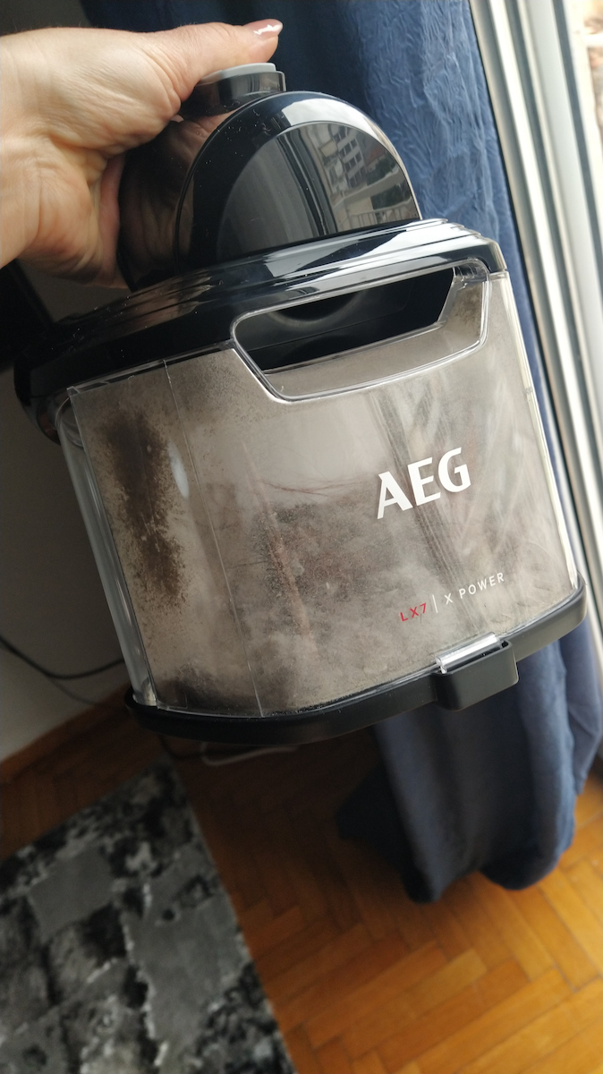 AEG LX7-2-EB-P Ηλεκτρική Σκούπα 650W με Κάδο 1.4lt Μαύρη