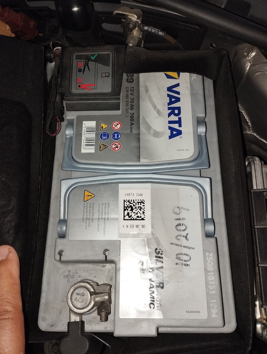 Varta E39 AGM Silver Stop Start Car Battery (UK096 AGM) 12V 70Ah + Clamp  Grease