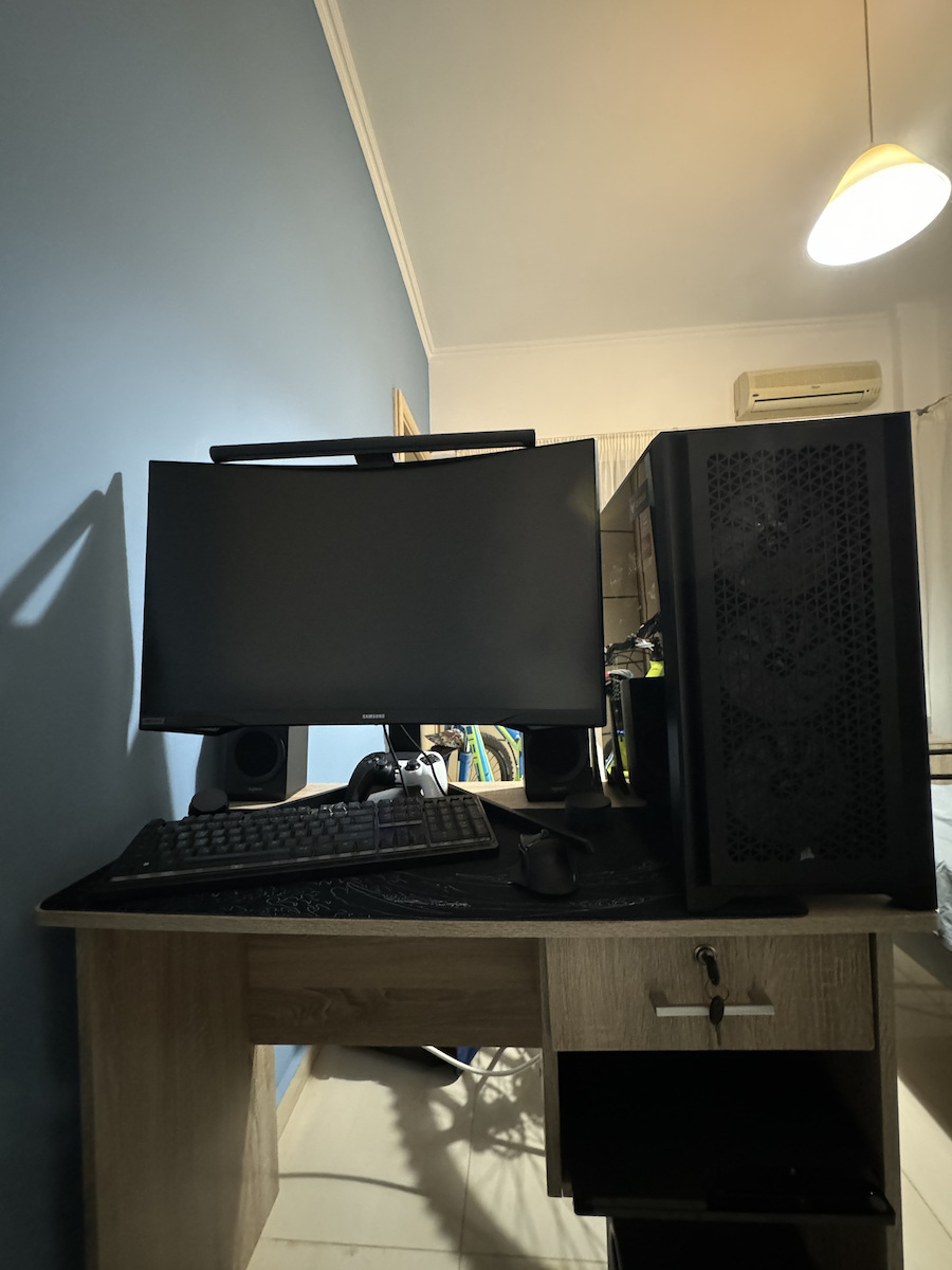 Samsung Odyssey G7 27" HDR QHD 2560x1440 VA Curved Gaming Monitor 240Hz with 1ms GTG Response Time