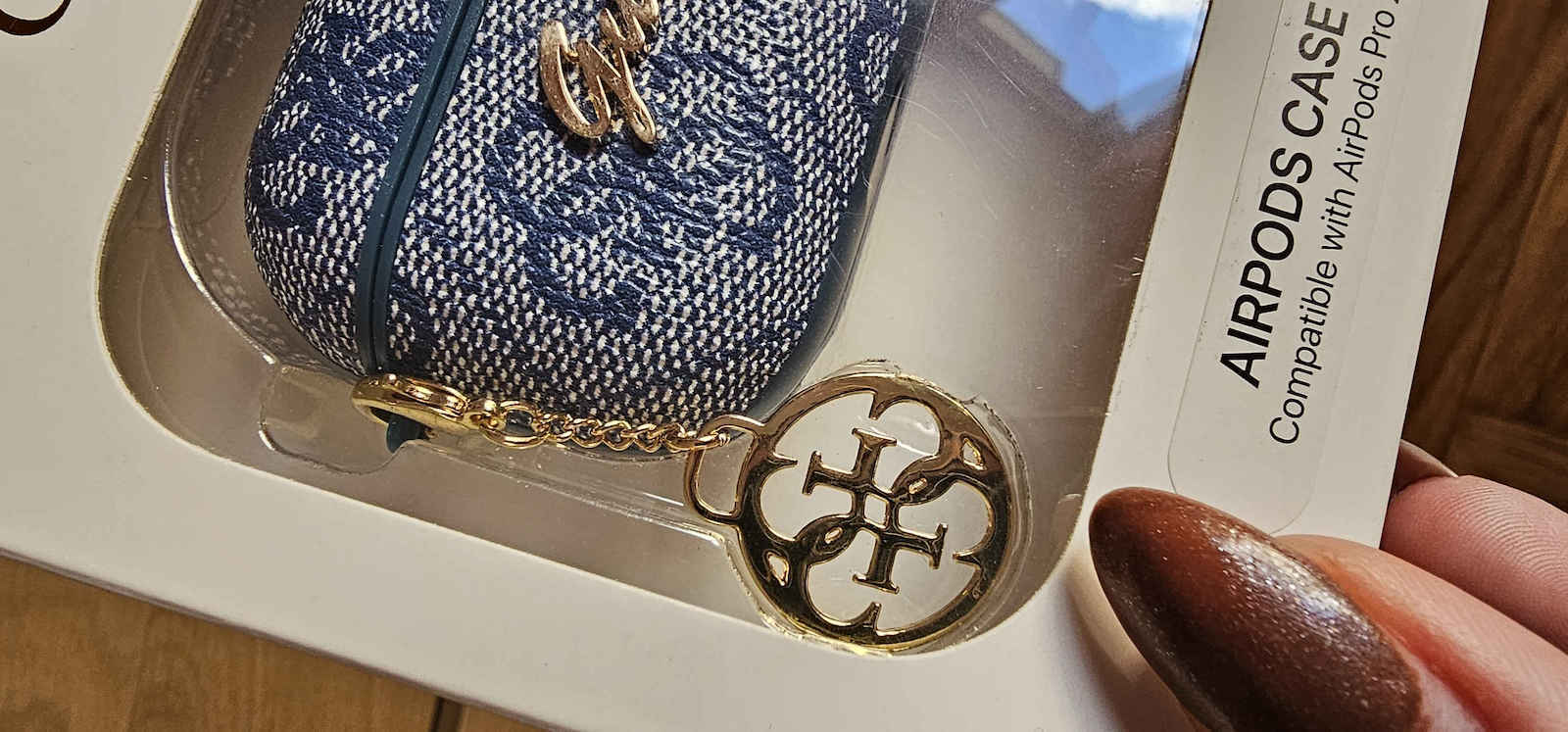 Guess Charm Collection Husă în culoarea Roz pentru Apple AirPods Pro