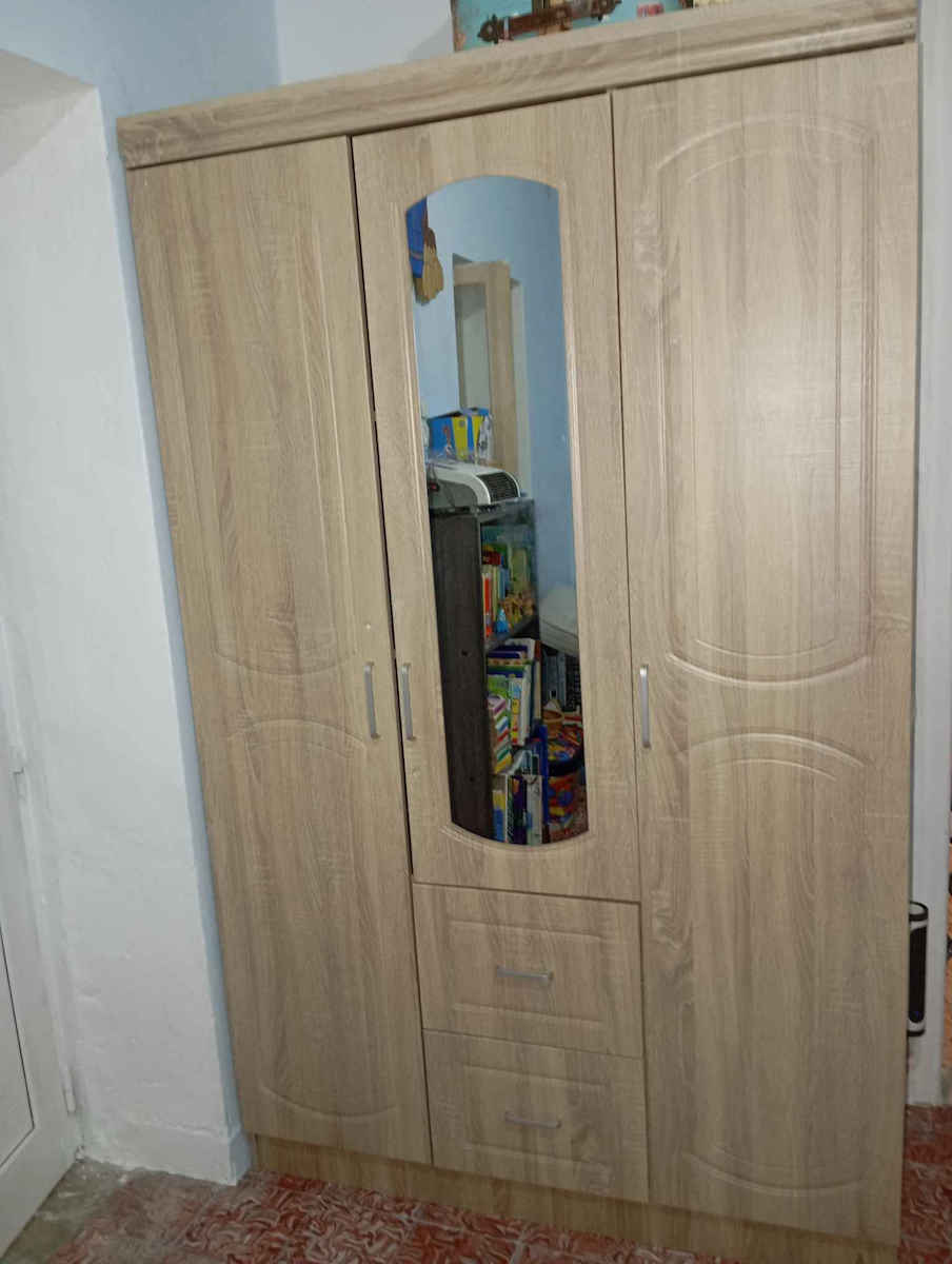 Dreifachtür Kleiderschrank Protea mit Spiegel 120x50x195cm