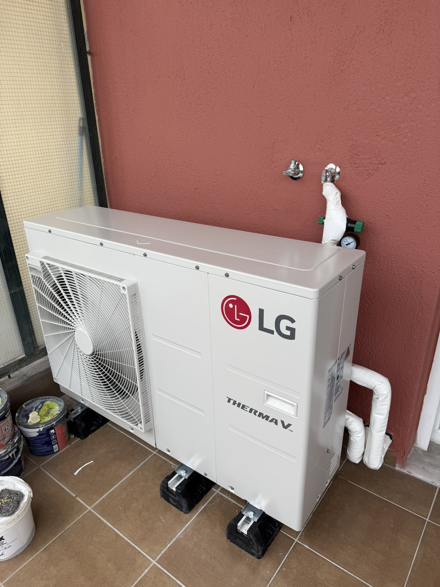 LG Топлопомпа 12кВт Едната фаза 65°C Моноблок