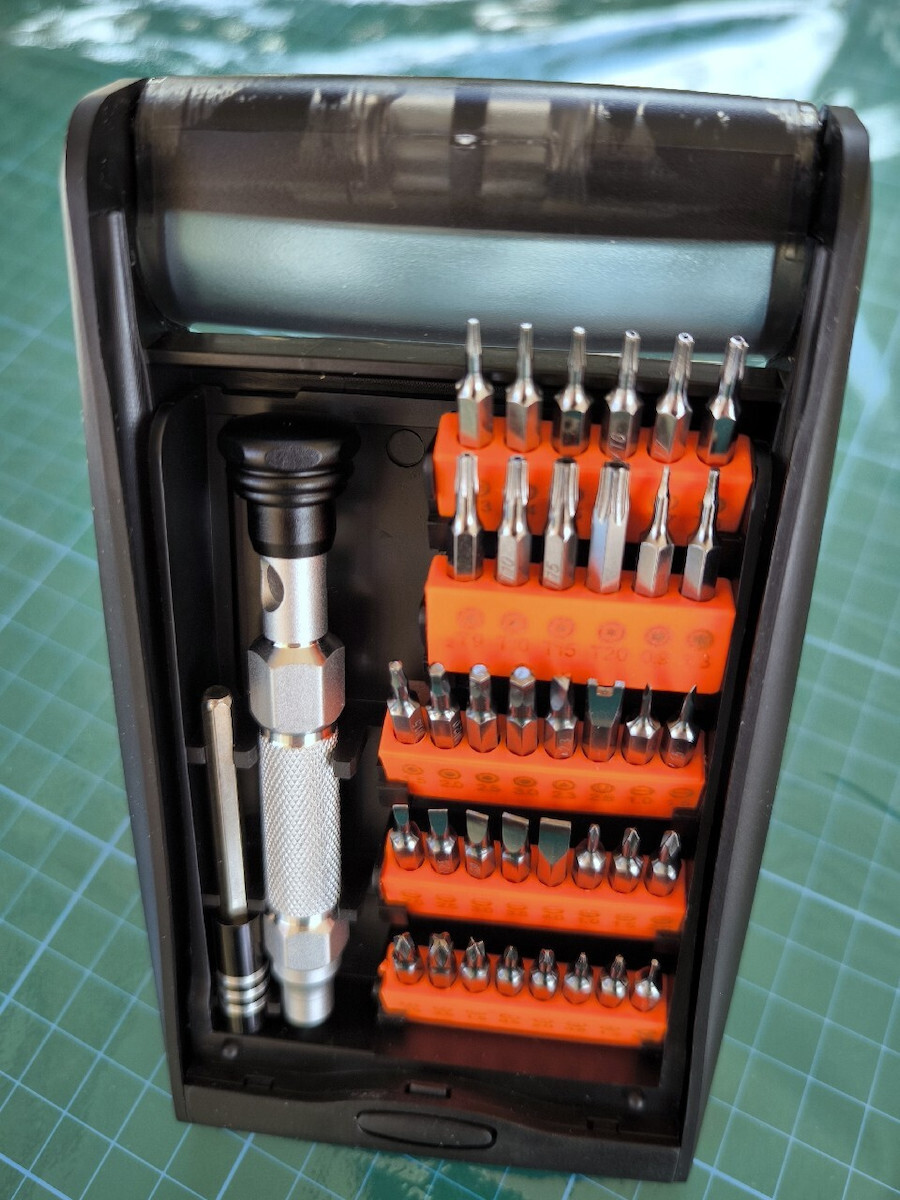 Ugreen CM372 Screwdriver with 38 Magnetic Interchangeable Tips