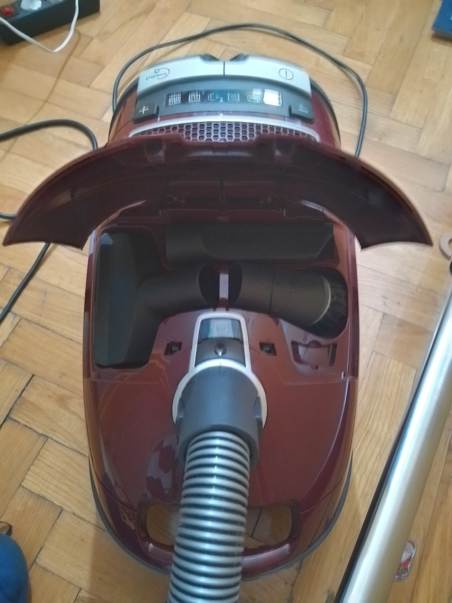 Miele Complete C3 125 Gala Edition Aspirator 890W cu sac 4.5lt Roșie