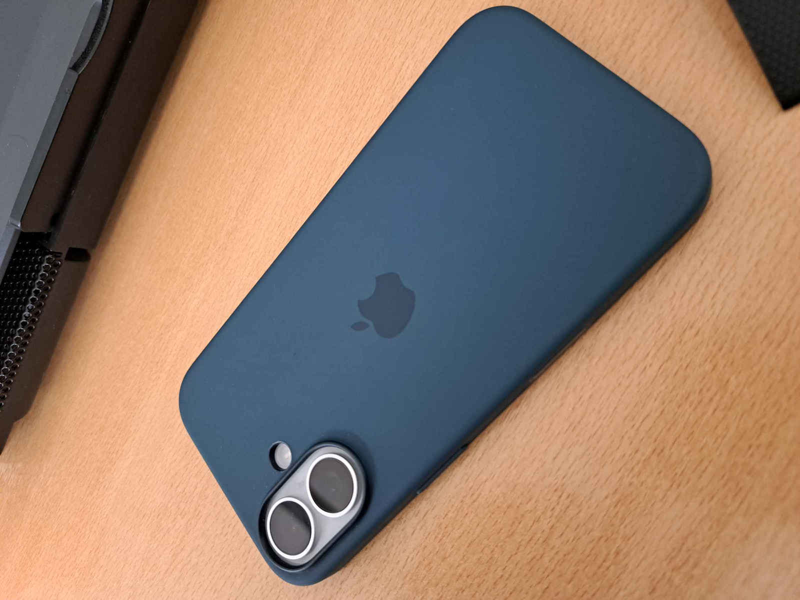 Apple Silicone Case with MagSafe Back Cover Σιλικόνης Φούξια (iPhone 16)