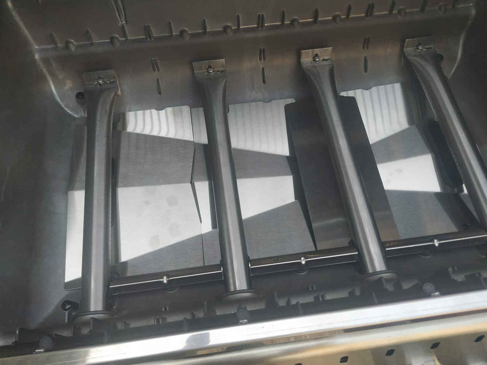 Broil King Baron S 490 Газово Барбекю Чугунена Решетка 65брx44брсм. с 4 бр 12.4кВт и Страничен Нагревател Инфрачервена