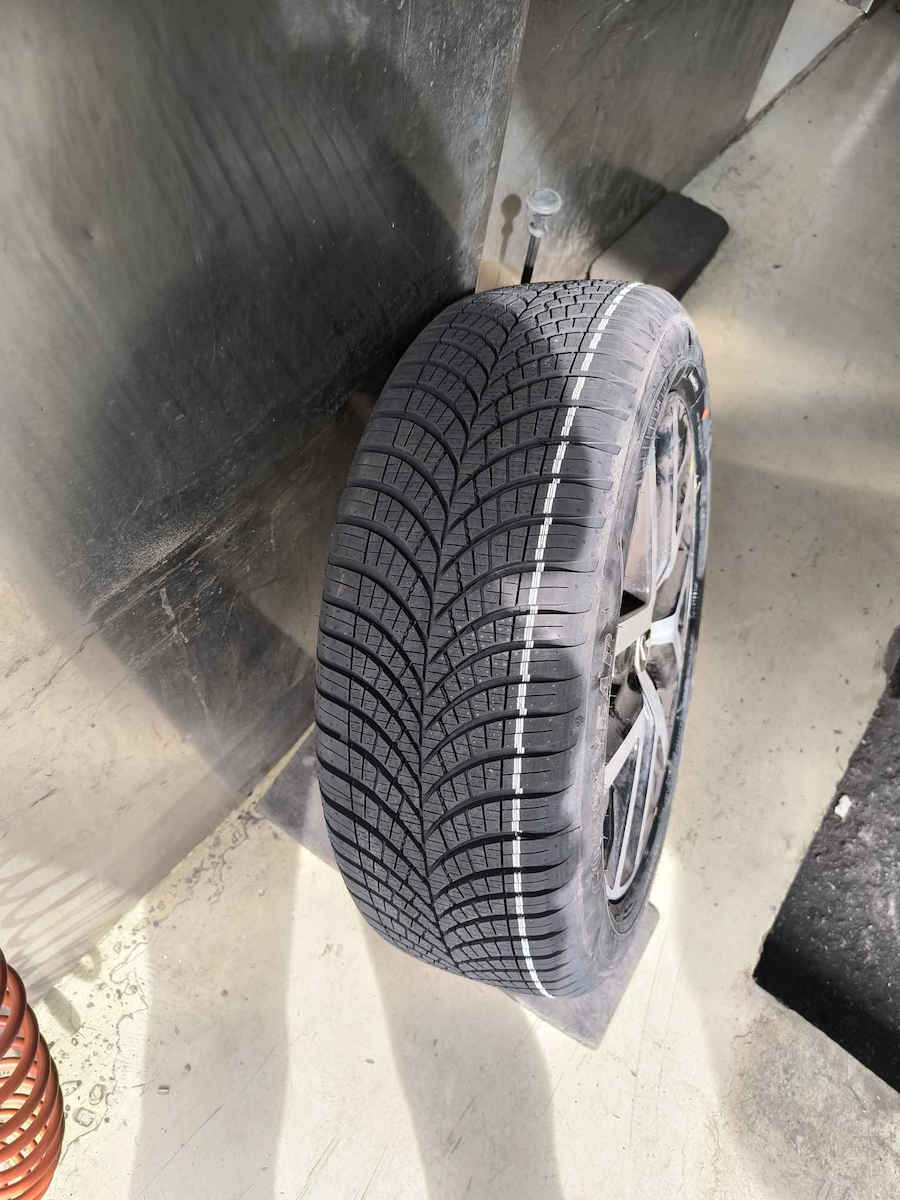 Goodyear Vector 4Seasons Gen-3 205/55R17 95V XL Автомобилна Гума Всесезонна За Пътнически Автомобил