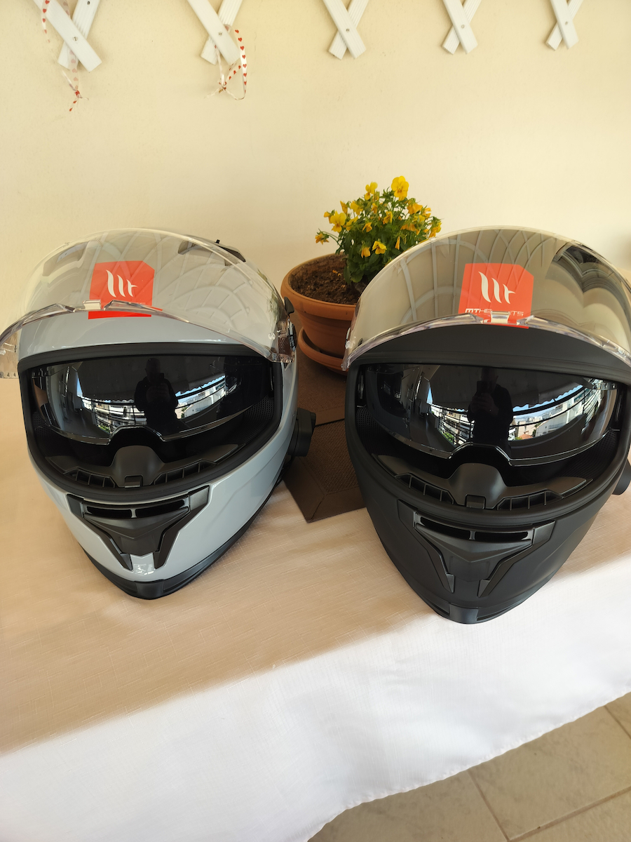 MT Braker SV Black Matt Motorcycle Helmet Full Face ECE 22.06 1600gr with Sunvisor