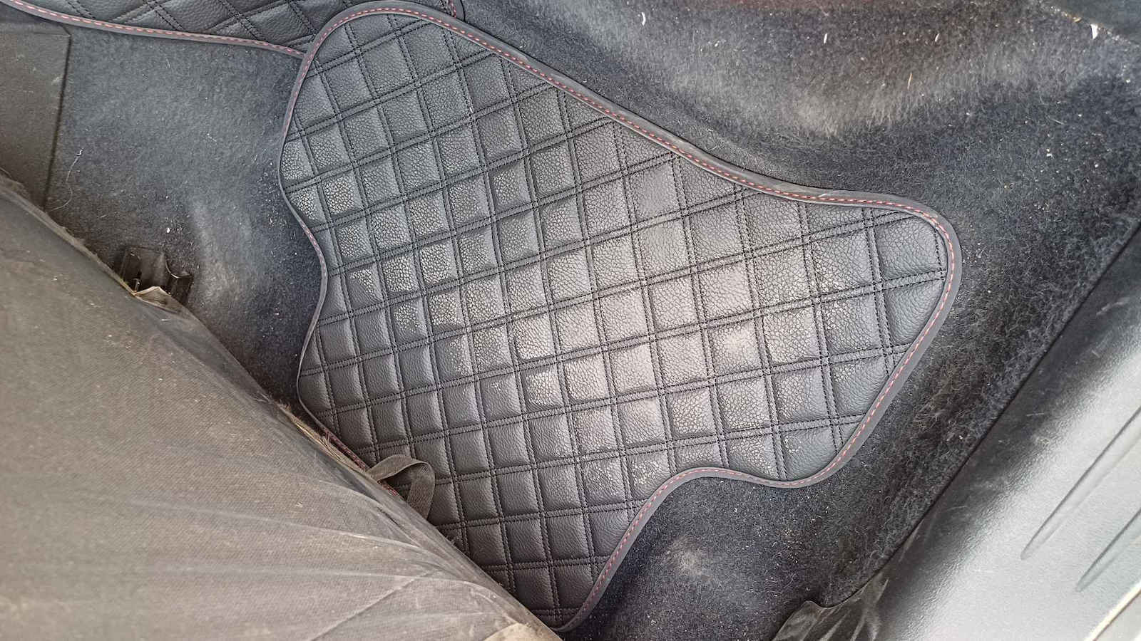 Seat Leon 2005-2012 Πατακια Τεχνοδερμα Cube Μαυρο Me Κοκκινο Κεντημα Leon Σετ 4τμχ