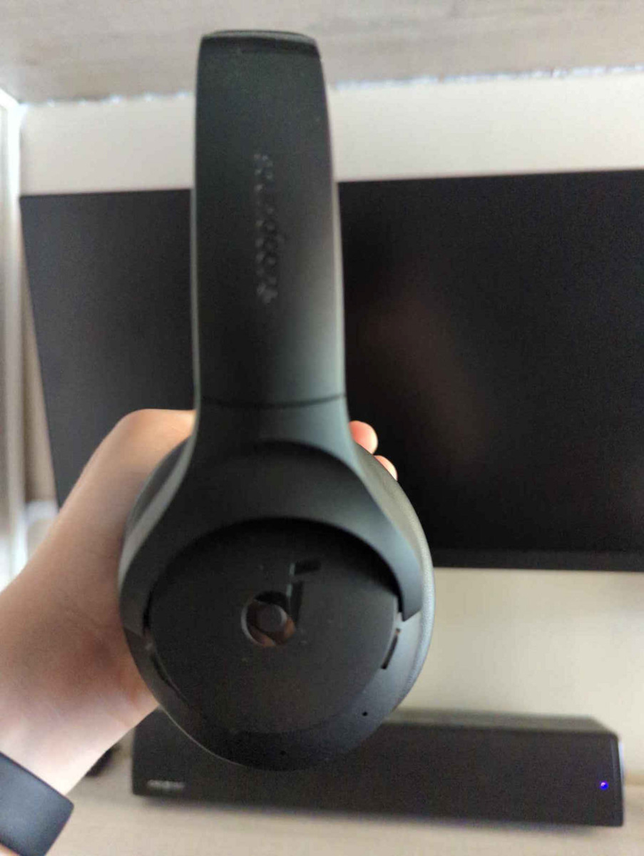 Soundcore by Anker Q20i Wireless / Wired Over Ear Headphones with 40 hours of Operation and Quick Charge Black
