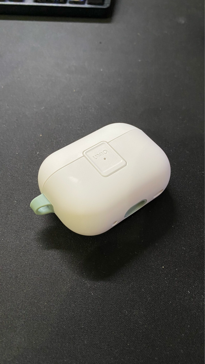 Uniq Case Plastic / Silicone in White color for Apple AirPods 1 / AirPods 2