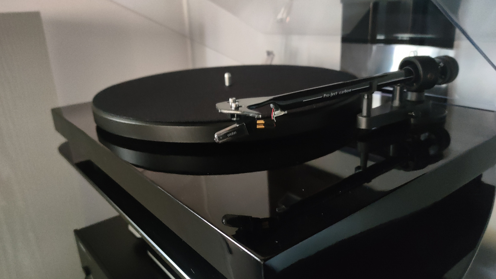 Pro-Ject Audio Debut Carbon (DC) & OM 10 Ortofon Plattenspieler Schwarz