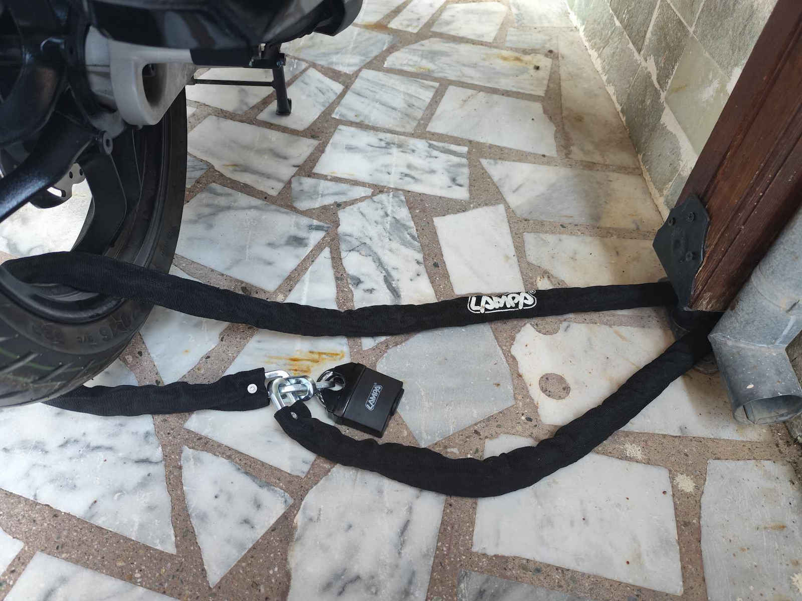 Lampa C-Lock 200 200cm Motorcycle Anti-Theft Chain with Lock in Black