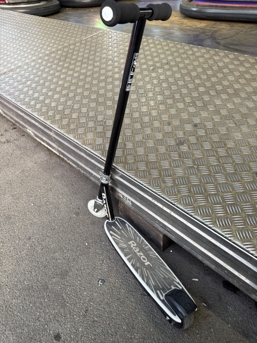 Razor Electric Tekno Ηλεκτρικό Παιδικό Πατίνι με 12km/h Max Ταχύτητα και 12km Αυτονομία σε Μαύρο Χρώμα