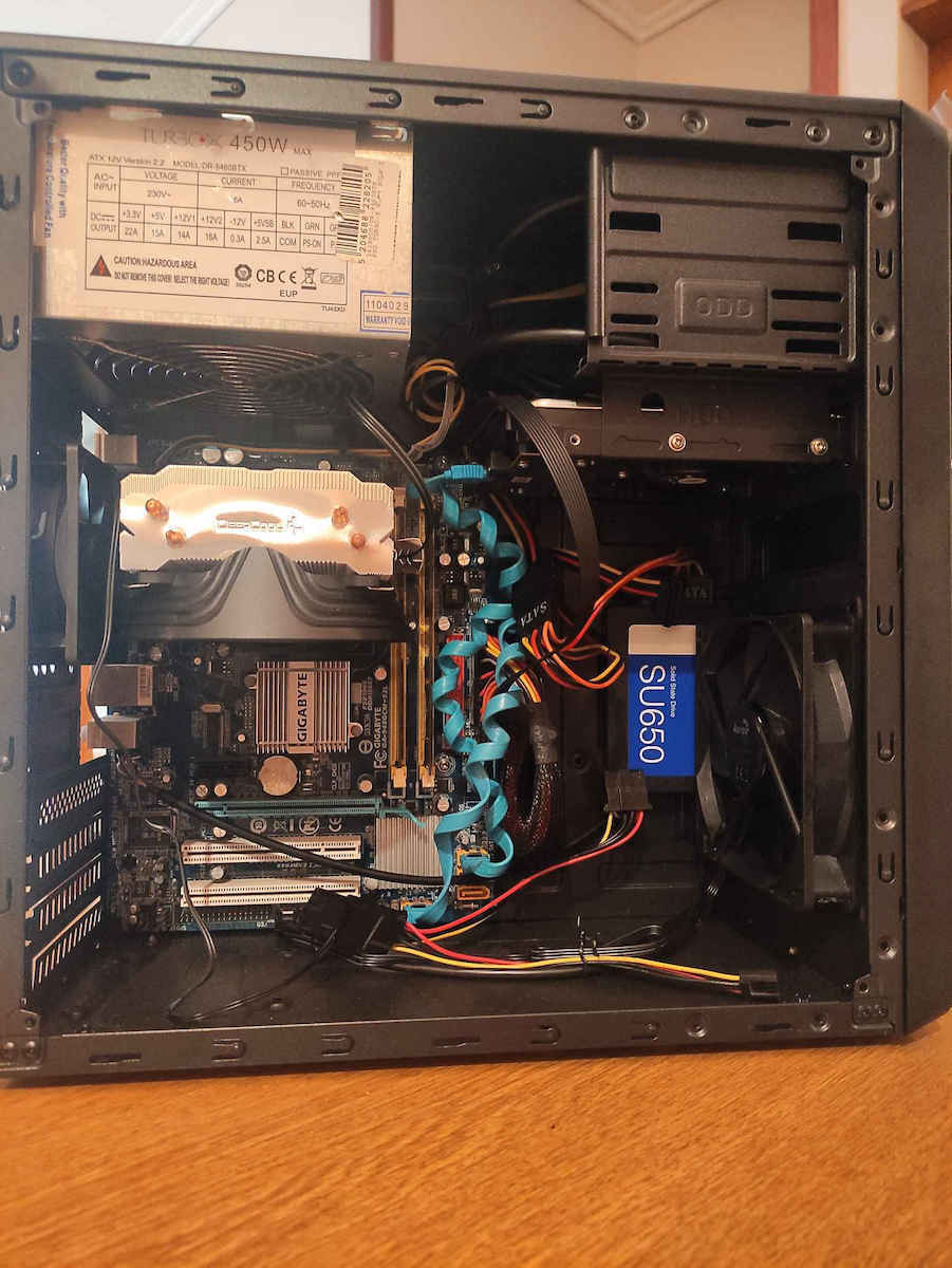 Aerocool Force 12 Ventilator Pentru Carcasă 120mm (1000rpm / 24.8cfm) Fără Iluminare LED și Conexiune 3-Pin / Molex Cu 4 Pini