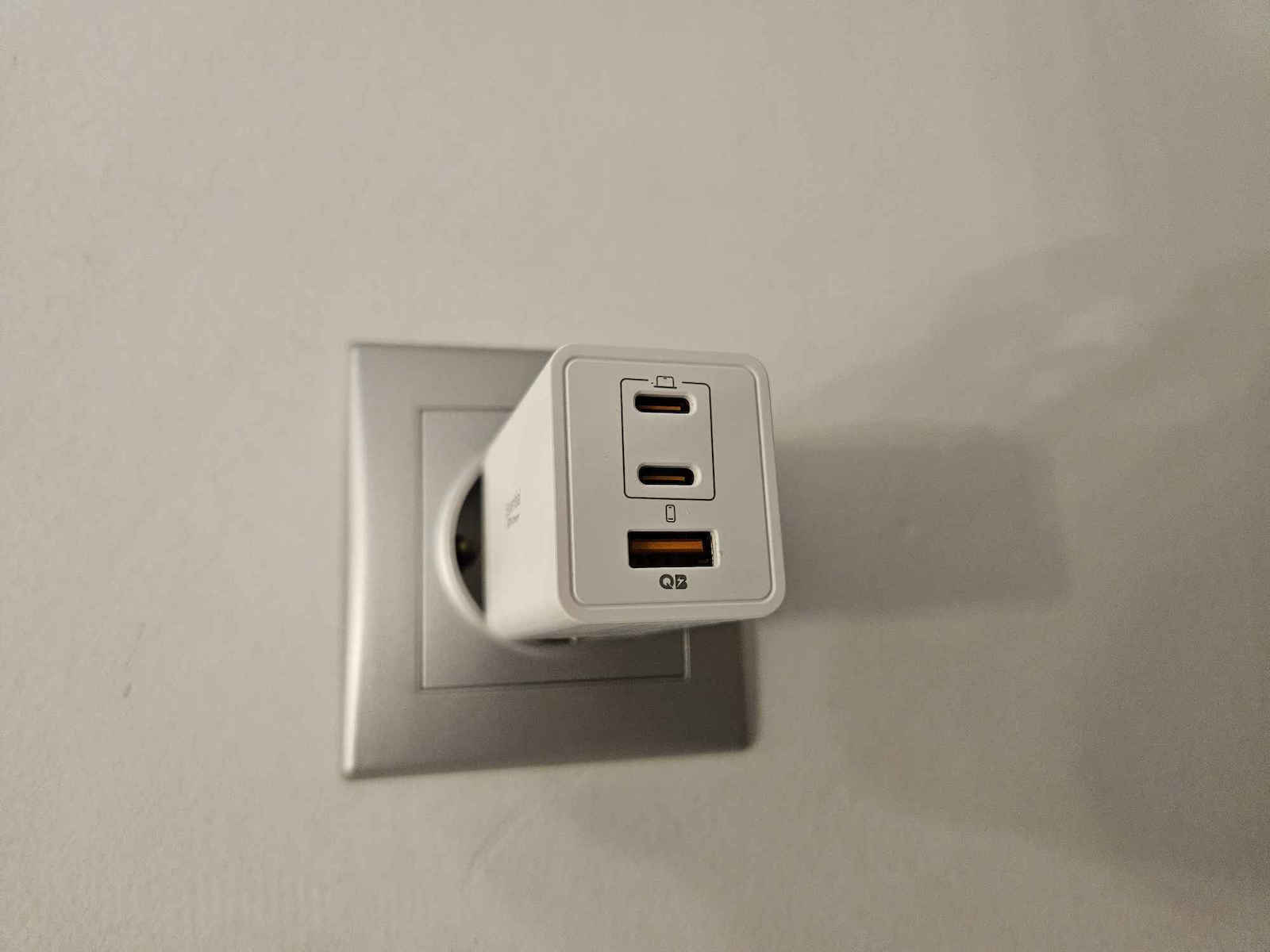Spigen Φορτιστής Χωρίς Καλώδιο GaN με Θύρα USB-A και 2 Θύρες USB-C 67W Power Delivery / Quick Charge 3.0 Λευκός (Essential)