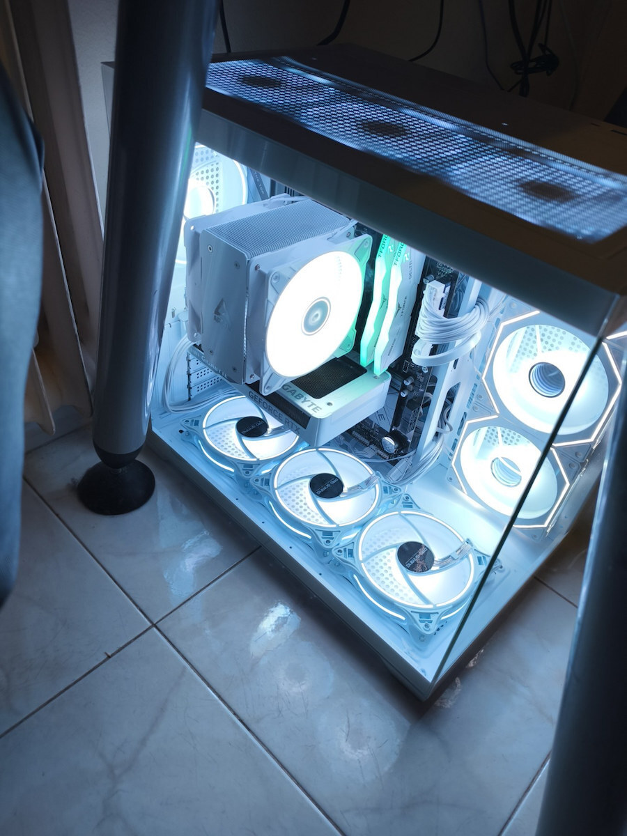 ProGaming Elite Cube Computergehäuse mit Seitenfenster und ARGB-Beleuchtung Weiß