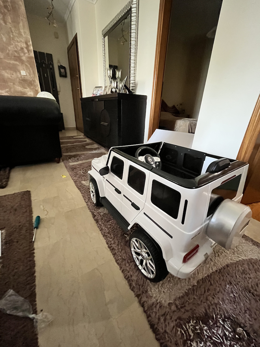 Mercedes AMG G63 Cu Un Loc cu Telecomandă Licențiat 12 Volți Alb