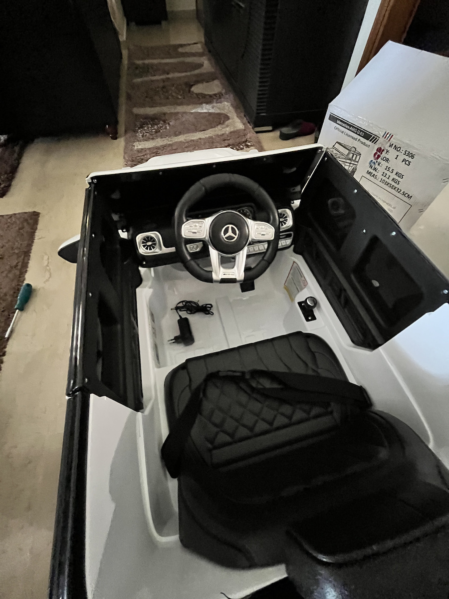 Mercedes AMG G63 Cu Un Loc cu Telecomandă Licențiat 12 Volți Alb