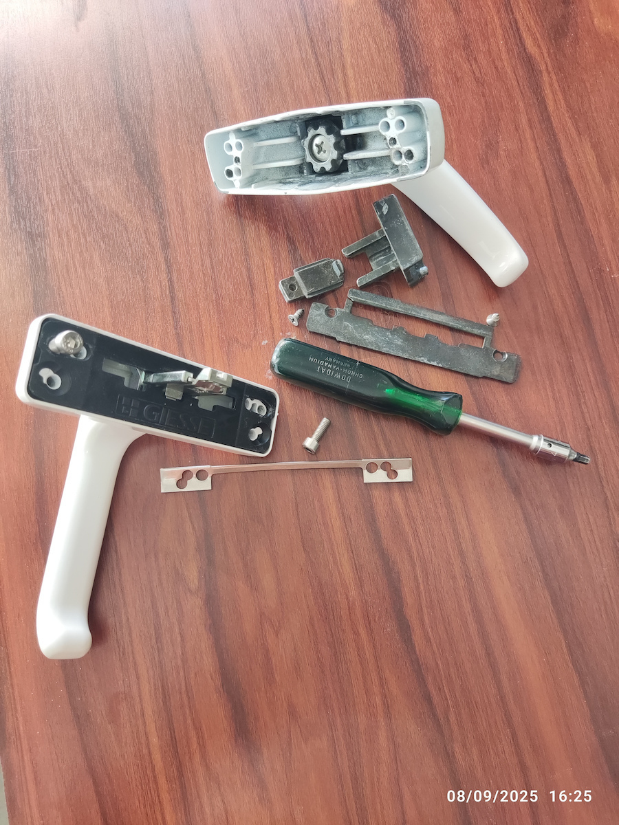 Giesse Espag Window Handle White 01094