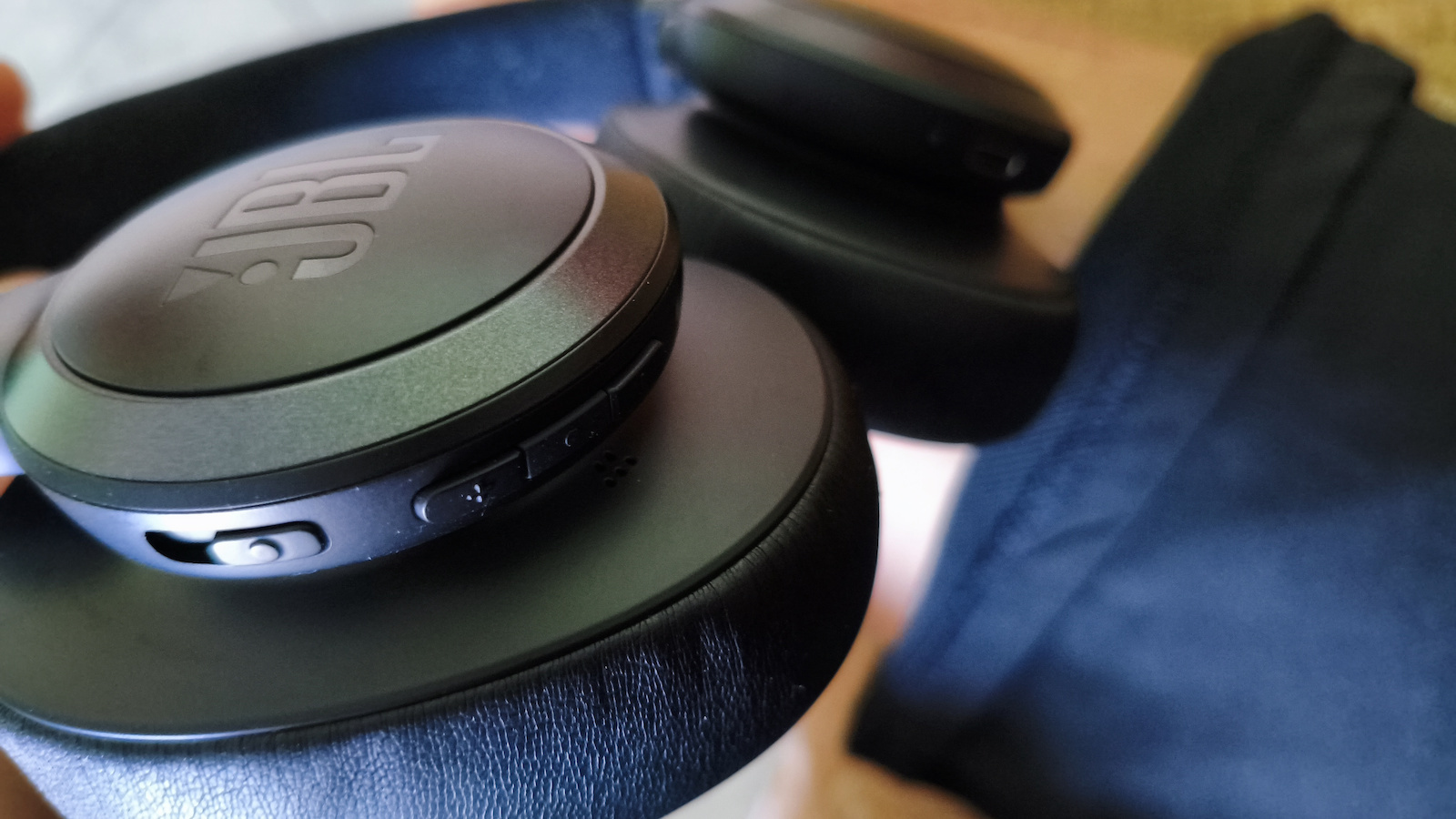 JBL Live 770NC Kabellos / Kabelgebunden Über Ohr Kopfhörer mit 65 Stunden Betriebszeit und Quick Charge Weiß
