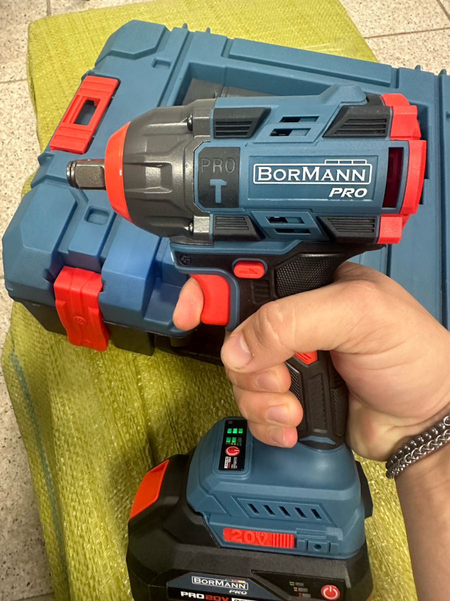 Bormann Pro BBP5422X44CA Brushless Impact Wrench Battery 20V 2x4Ah with Socket 1/2"