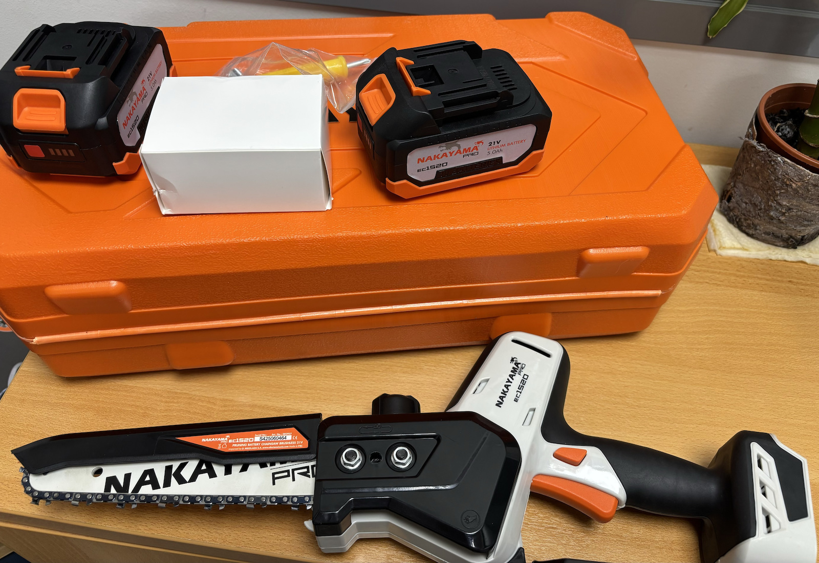 Nakayama EC1520 Кастрачка Верижен Трион на Батерия 2x5Ah 21V 1.4kg с Шина 20cm