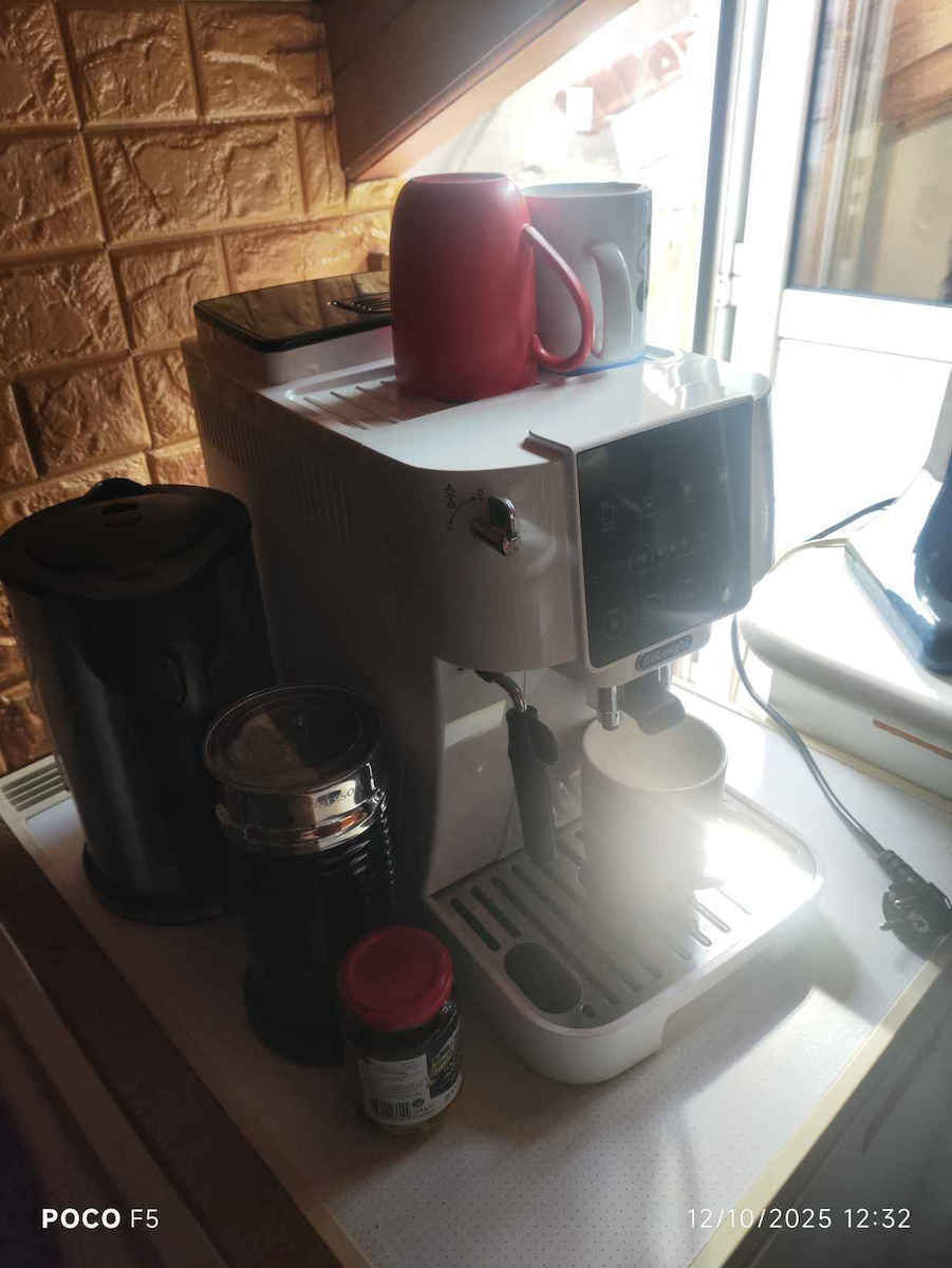 De'Longhi Magnifica Автоматична Еспресо Кафемашина 1450W 15bar С Мелачка Бяла ECAM220.20.W