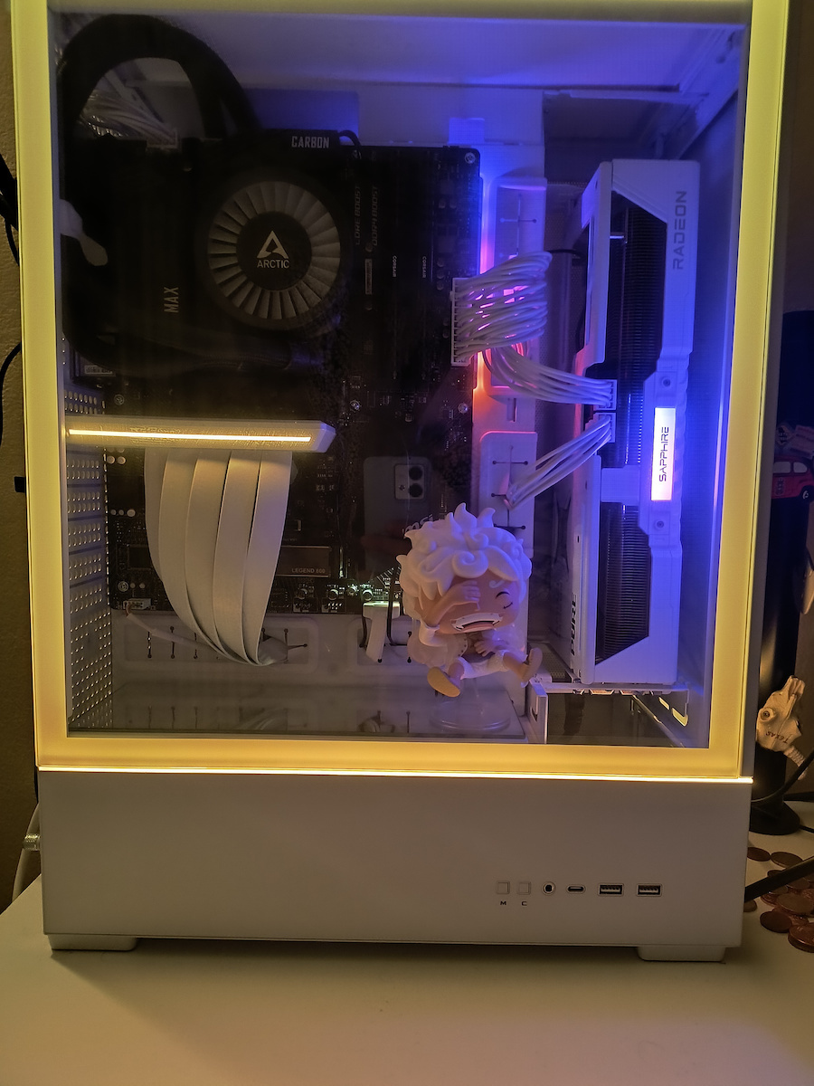 Lian Li SUP01 Gaming Middle Tower Carcasă PC Cu Deschidere Laterală Și Sistem Iluminare RGB Albă