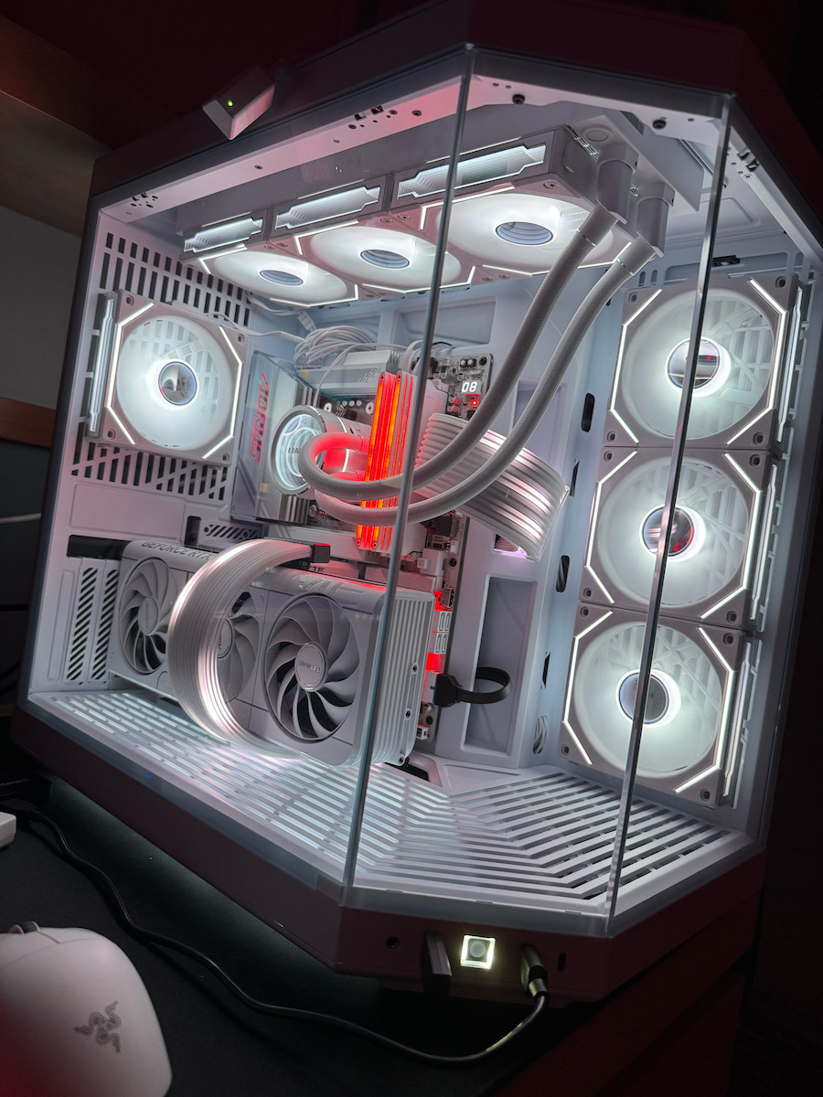 HYTE Y70 Gaming Midi-Turm Computergehäuse mit Seitenfenster Weiß / Schwarz