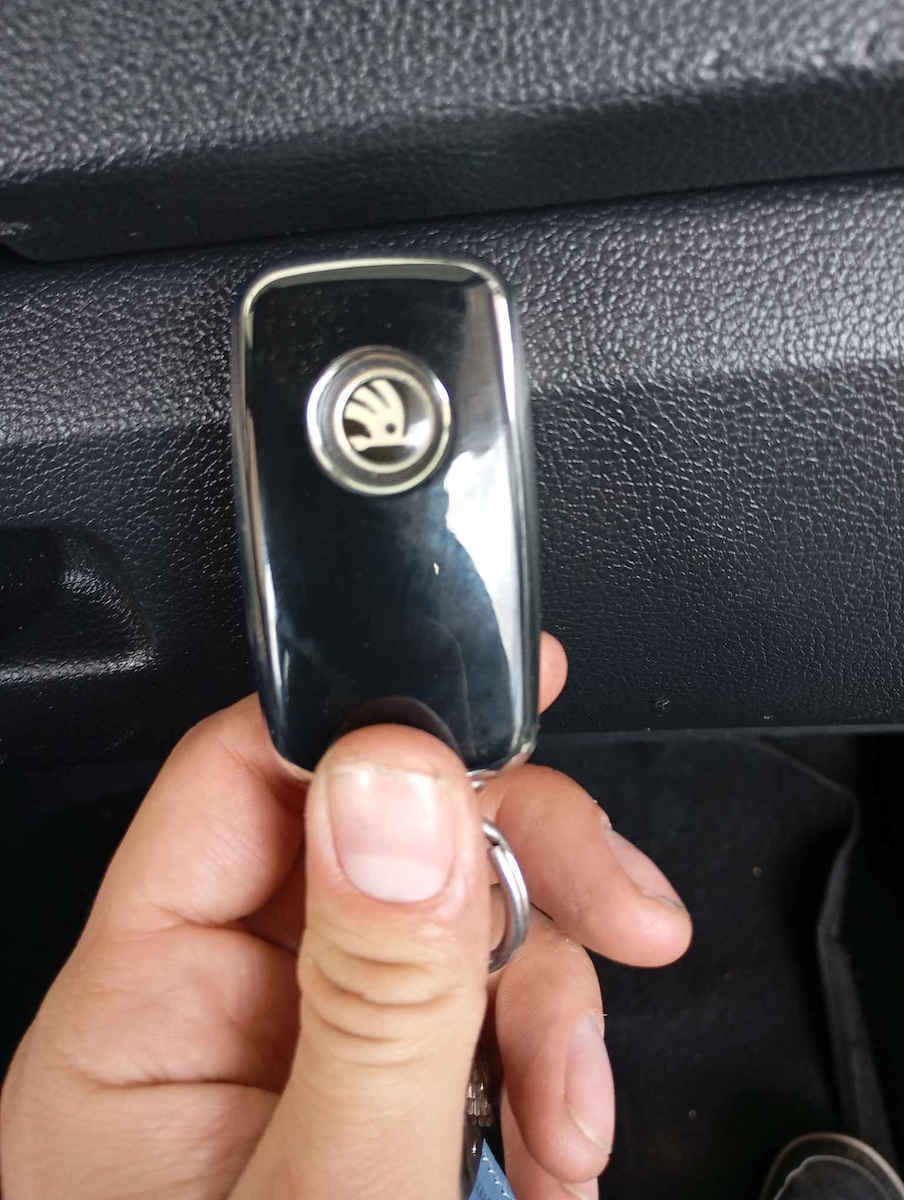 Car Key Cover Case made of with 3 Buttons for Seat / Skoda / VW in Black Color