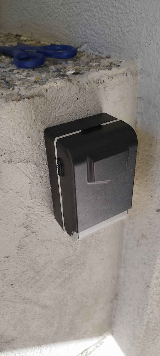 Cutie Pentru Chei Key Box De Perete Metalică Cu Tastatură Iluminată Led Kourk X-large Cu Cod De Acces Tip Heavy Duty 750g M8xl7xh13,5cm