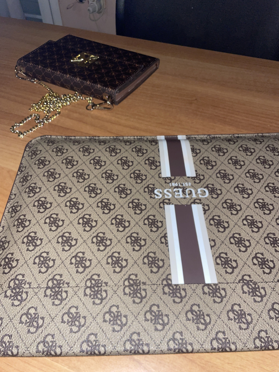 Guess PU 4G Printed Stripes Geantă Husă pentru laptop 16" în culoarea Maro