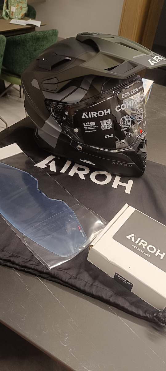Airoh Commander 2 Full Carbon Gloss Κράνος Μηχανής On-Off ECE 22.06 με Pinlock και Sunvisor