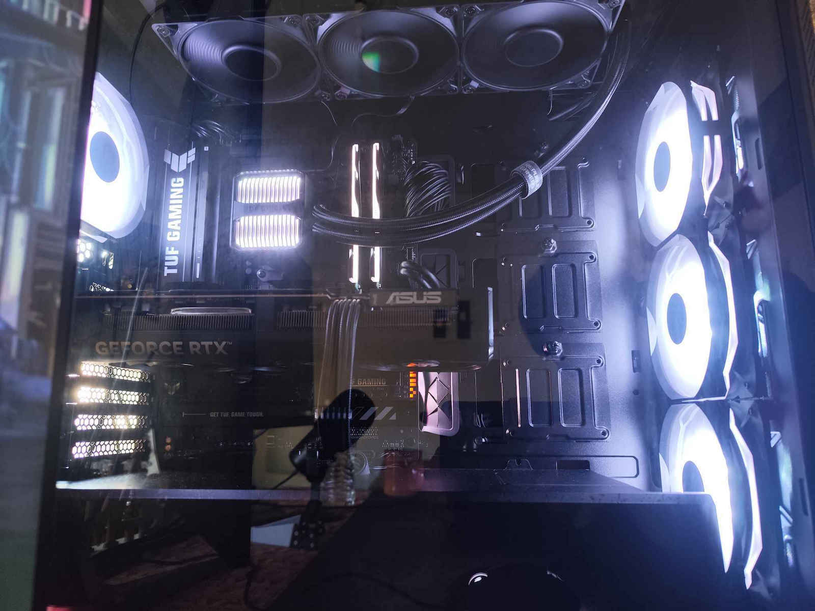 Asus TUF GT501 Gaming Midi Tower Κουτί Υπολογιστή με Πλαϊνό Παράθυρο και RGB Φωτισμό Μαύρο